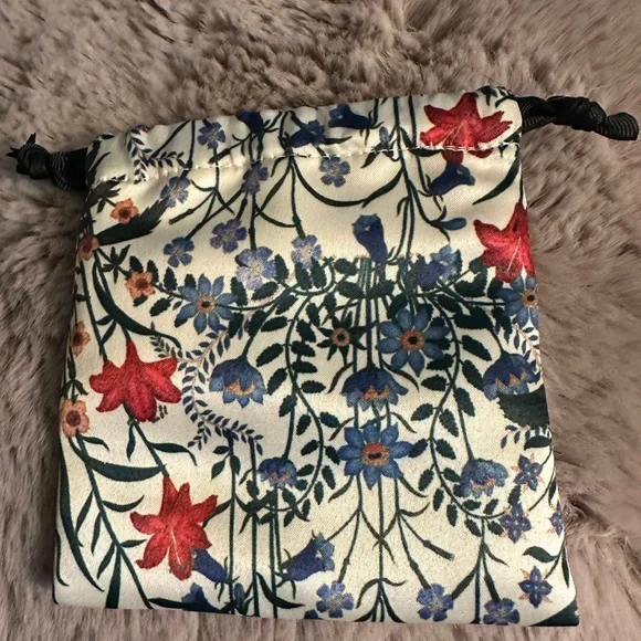 LOW START!!! Bid it up!! Gucci Floral Cosmetic Bag - Cream and Multicolor - Picture 2 of 4